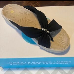 New In Box Women’s 7.5 Bzees Promise Slide on Sandal in Black